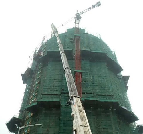 绍兴吊车在工地上作业